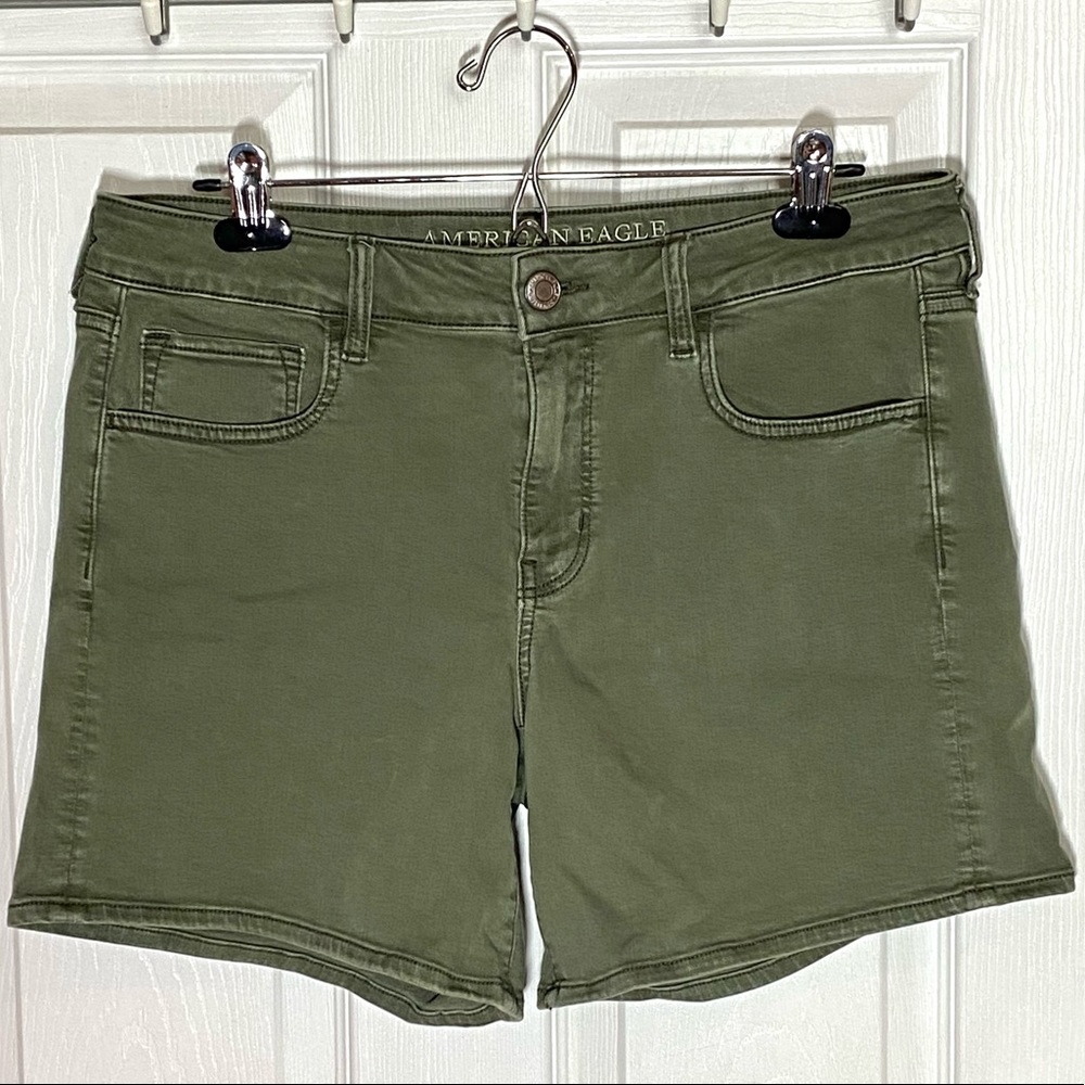 🌼 American Eagle twill midi shorts
